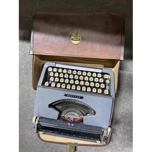 1114 - Vintage typewriter in carry case