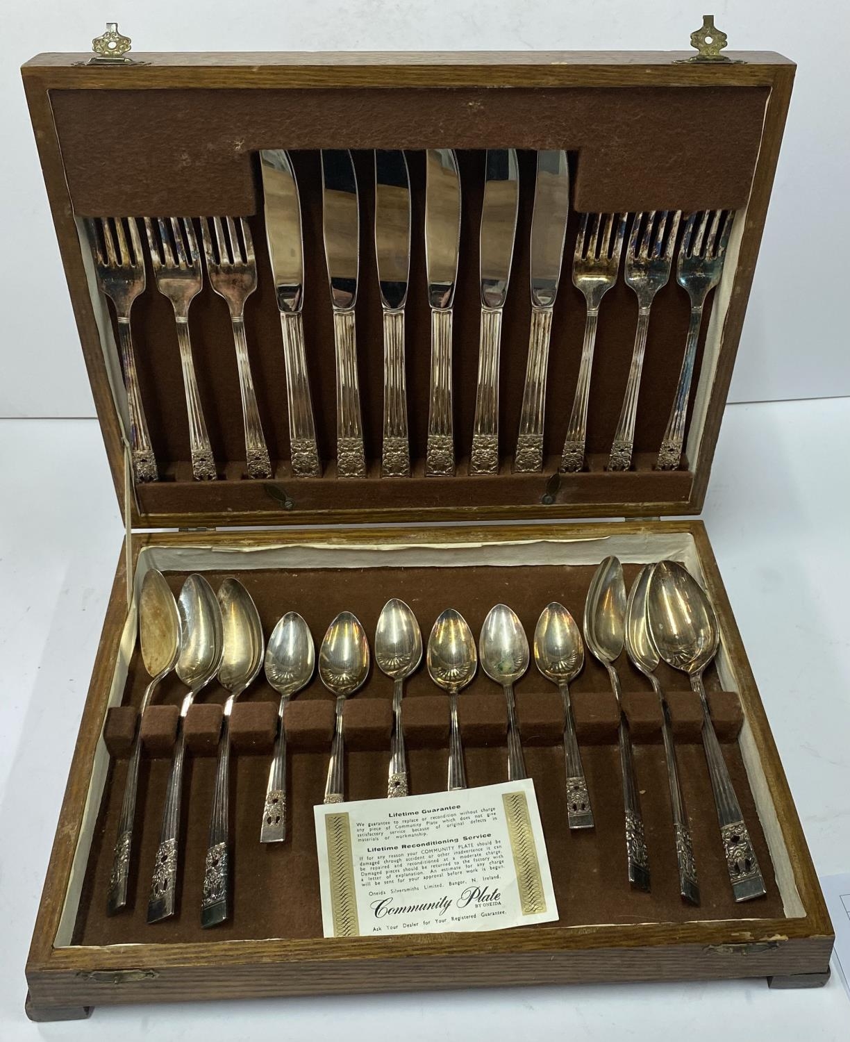 Oneida silversmiths cased cutlery set