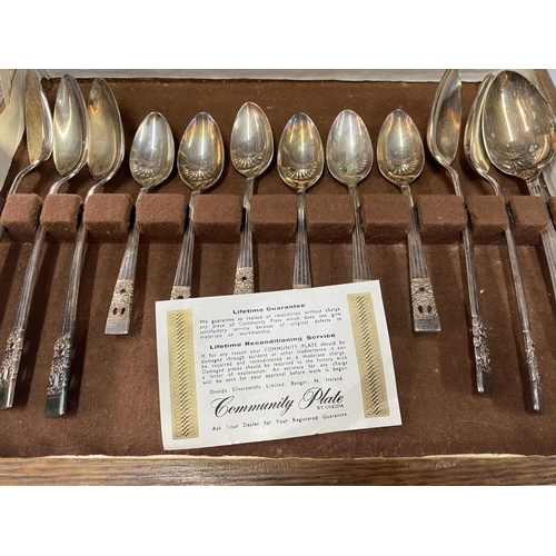 Oneida silversmiths cased cutlery set