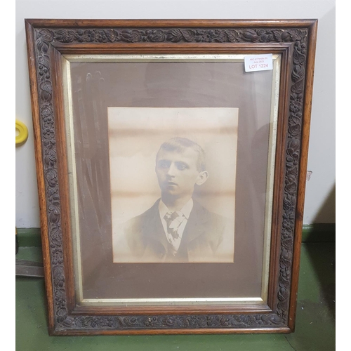 1224 - Antique photo of a young man in fine quality original frame