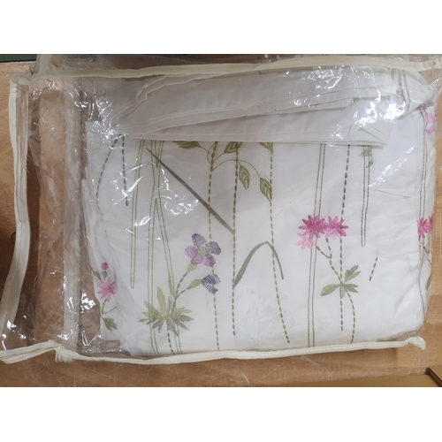 1236 - Embroidered pillows and duvet set