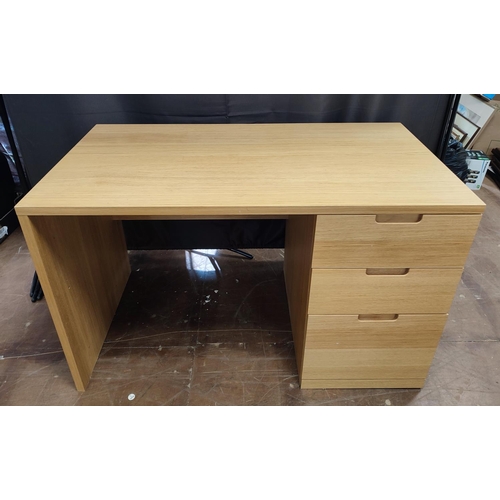 432 - Modern three-drawer desk