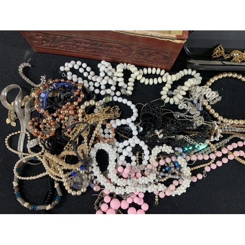 7 - Quantity of ladies costume necklaces (Qty)