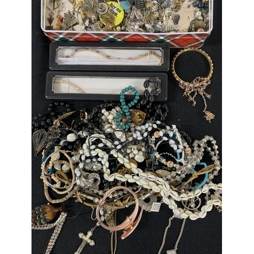 8 - Quantity of ladies costume jewellery (Qty)