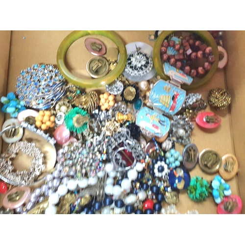 19 - Large quantity of ladies vintage costume jewellery (Qty)