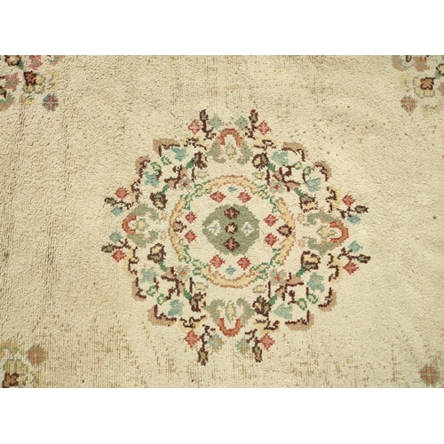 367 - Large floral carpet

268 x 230 cm