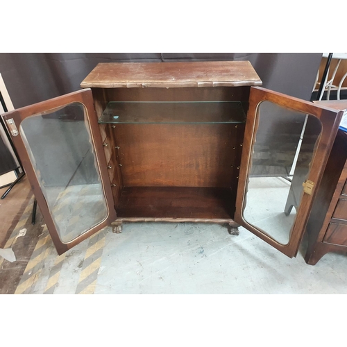 390 - Two door glass cabinet with 4 thick glass shelves, with key


Only one glass shelf photographed