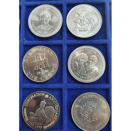 132 - Tray of mainly uncirculated QEII commemorative coins including Gibralter, Jersey and IOM examples to... 