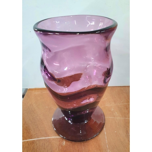 400 - Collection of 6 pieces of fine quality glassware including a Mdina paper-weight and a cranberry vase... 