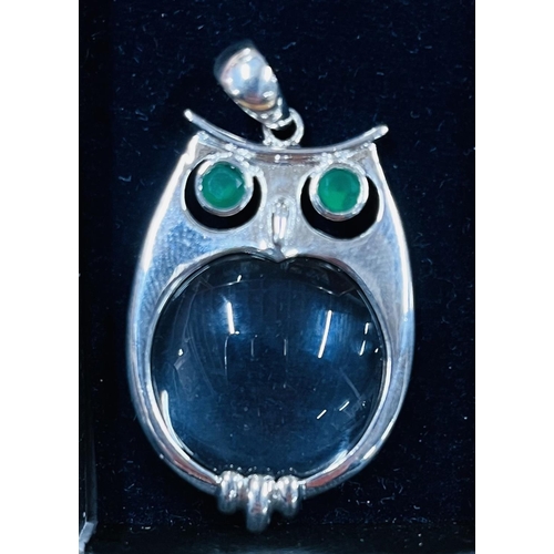 47 - Fine quality 925 silver Owl pendant with green stone eyes