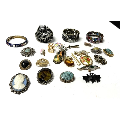 14 - Quantity of Brooches and Bangles