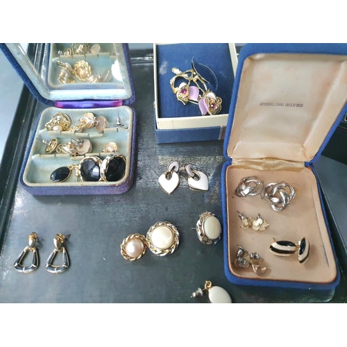 19 - Quantity of good quality costume jewellery (Qty)