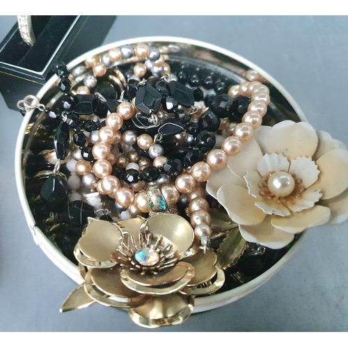 19 - Quantity of good quality costume jewellery (Qty)