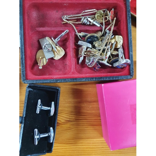 34 - Collection of costume jewellery and wristwatches etc (Qty)