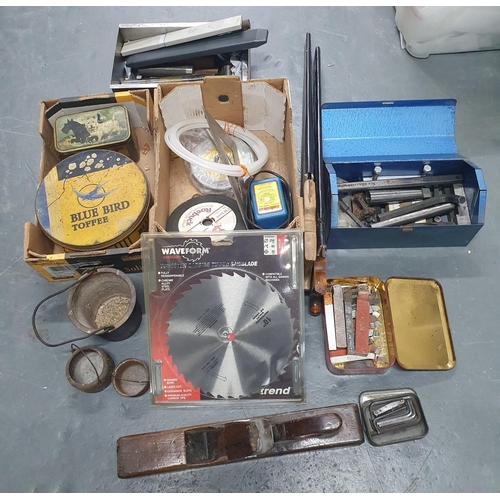 255 - Various tools and accessories including a smelting pot, large old plane, 2 old saws etc (Qty)