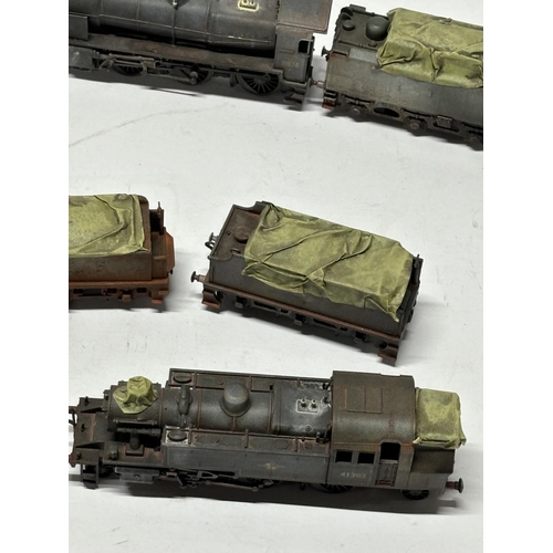 176 - Professionally weathered locomotives and rolling stock (Qty)