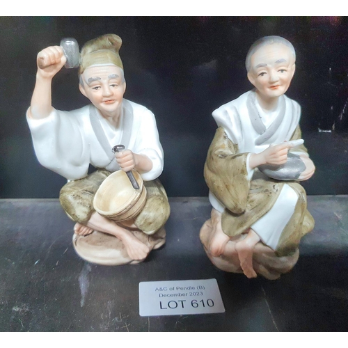 610 - Pair of unmarked small Japanese porcelain figures (2)