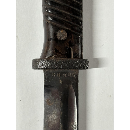 304 - WW2 Bayonet Col 