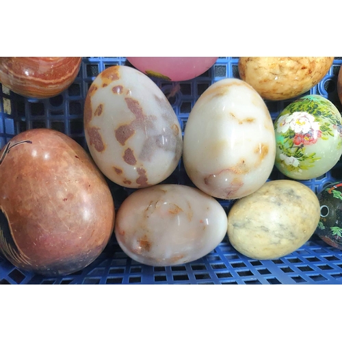 227 - Large quantity of polished hardstone eggs, a few hand-painted (Qty)