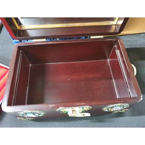 246 - Fine quality lacquered and decorated Chinese jewellery box