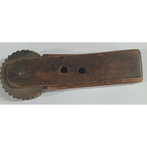 148 - Antique wooden pastry crimper