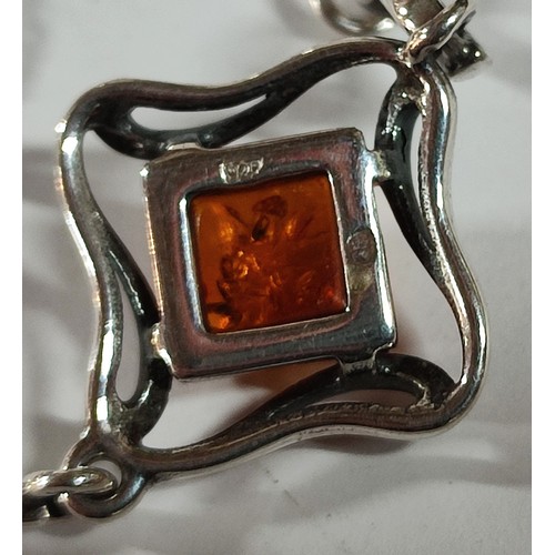 18 - Modernist 925 silver extending bracelet with Amber pendant in presentation box

4.6 grams gross