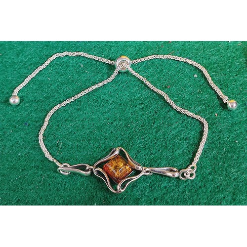 18 - Modernist 925 silver extending bracelet with Amber pendant in presentation box

4.6 grams gross