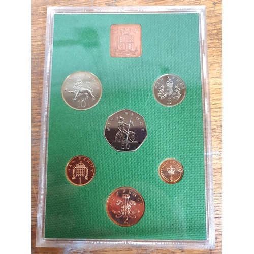 795 - GB QEII 1975 coin set - all uncirculated in clear plastic box cover