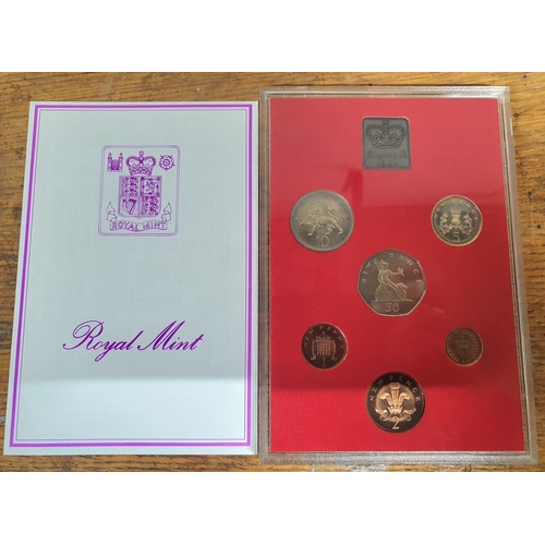 800 - GB QEII 1981 coin set - all uncirculated in clear plastic box cover