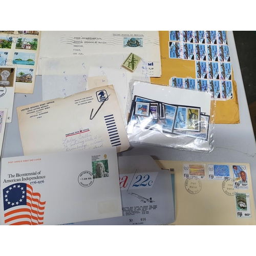 890 - Mixed quantity of Chinese, Macau sets, a quantity of USA stamps and Prince Charles related Commonwea... 