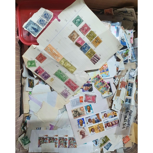 900 - Huge quantity (a tub and a suitcase) of unexamined stamps (Thousands)