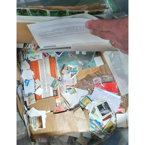 900 - Huge quantity (a tub and a suitcase) of unexamined stamps (Thousands)