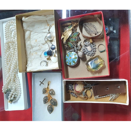 80 - Collection of vintage jewellery including some silver items, pearls etc (Qty)