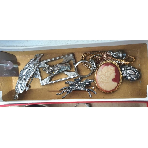 80 - Collection of vintage jewellery including some silver items, pearls etc (Qty)