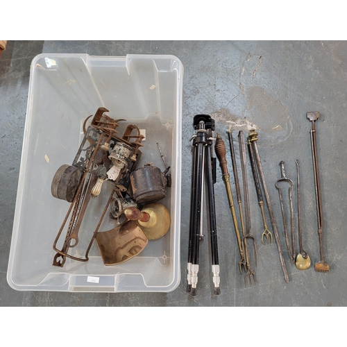 309 - Collection of various metalware, including brass firepokers and toasting fork etc (Qty)