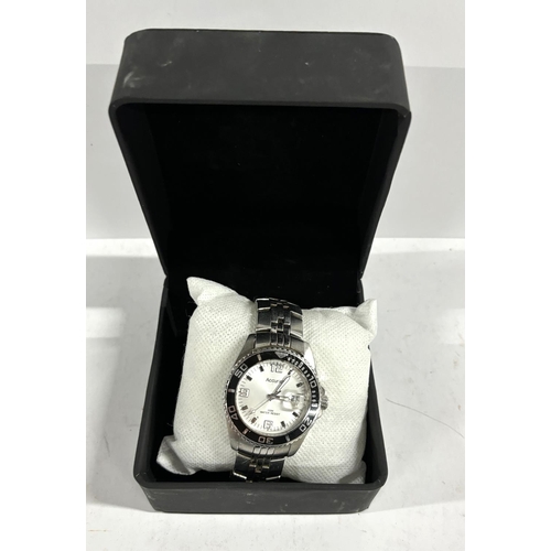 329 - Boxed Accurist gents wristwatch with stainless steel strap