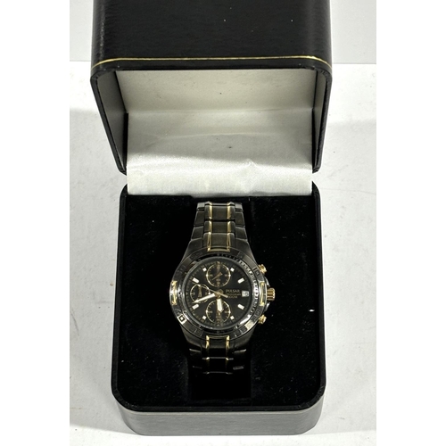 330 - Boxed gents Pulsar wristwatch with stainless steel strap