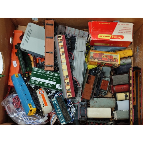 411 - Large collection of various locomotives and accessories including Hornby (Qty)