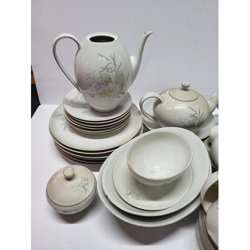 510 - Large quantity of porcelain dinner service (Qty)