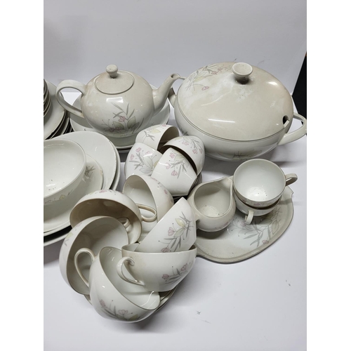 510 - Large quantity of porcelain dinner service (Qty)