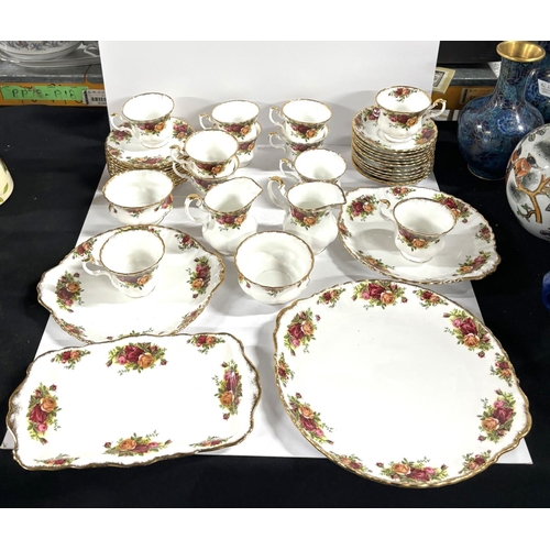 562 - 30+ Pieces of Old Country Roses tea service by Royal Albert (30+)