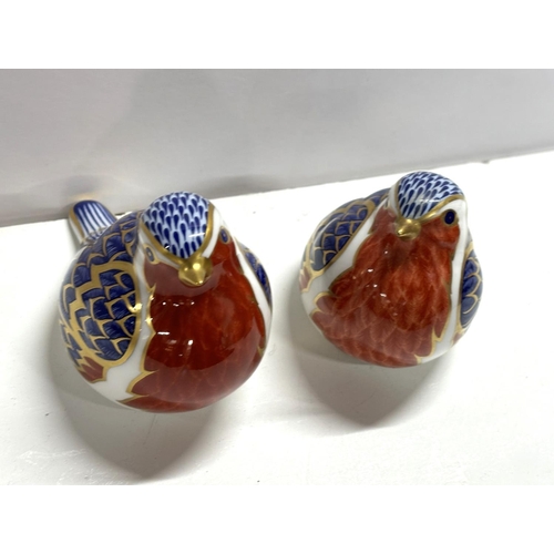 569 - Two Royal Crown Derby paper weights - Robins (2)