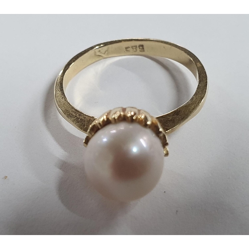 48 - Vintage German, mid 20thC yellow gold ring with large single Pearl stamped 585,

2.8 grams gross    ... 