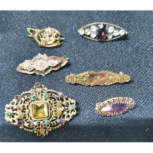 57 - Small collection of antique costume jewellery to include 2 boxed rings and 6 brooches (8)