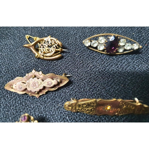 57 - Small collection of antique costume jewellery to include 2 boxed rings and 6 brooches (8)