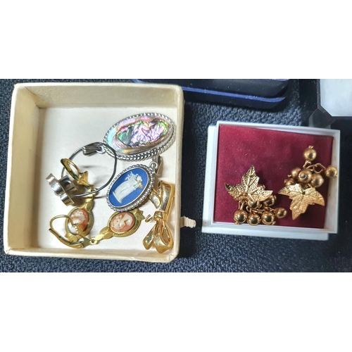 59 - Quantity of vintage and more modern costume jewellery together with two enameled necklace clocks (Qt... 