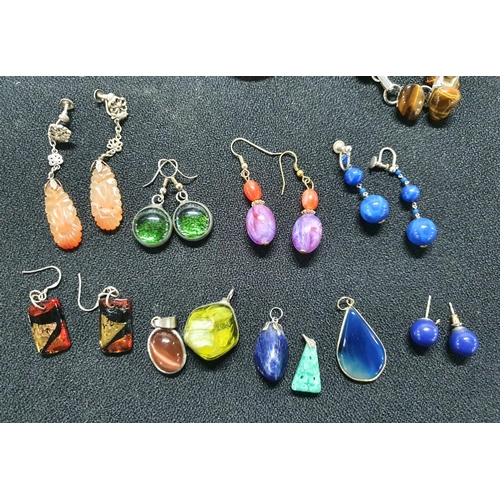 68 - Good quality collection of hardstone jewellery including necklaces, earrings and brooches etc (Qty)