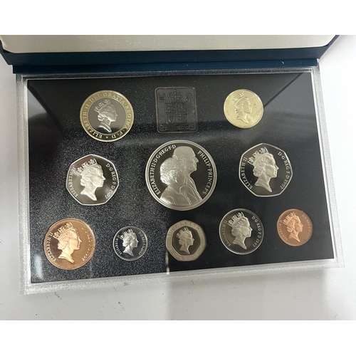 310 - 1997 Deluxe United Kingdom blue cased, proof coin set