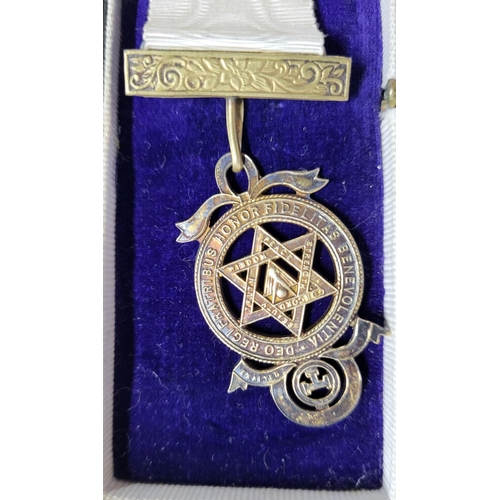 361 - Masonic Royal Arch Companion’s breast medal in gilt metal medal in the form of the Seal of Solomon, ... 