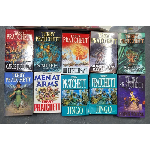 429 - Large quantity of mainly Terry Pratchett books, some first editions etc (Qty)